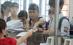 Thí sinh ‘canh’ trường để rút hồ sơ